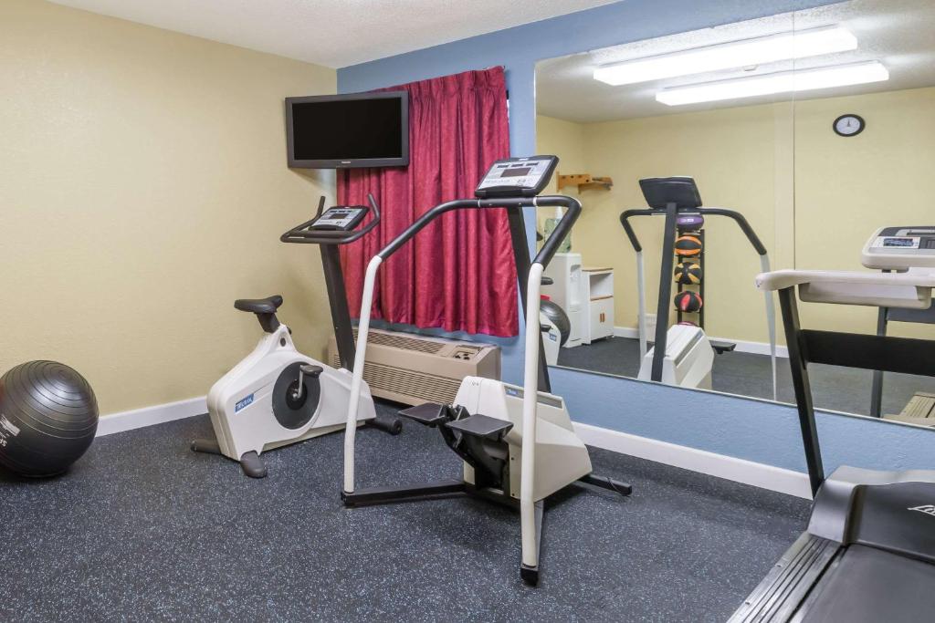 Fitness centrum a/nebo fitness zařízení v ubytování Days Inn & Suites by Wyndham Casey