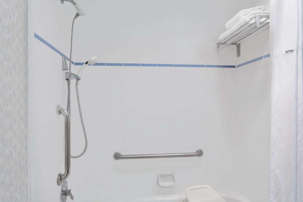 Uma casa de banho em Days Inn & Suites by Wyndham Kanab