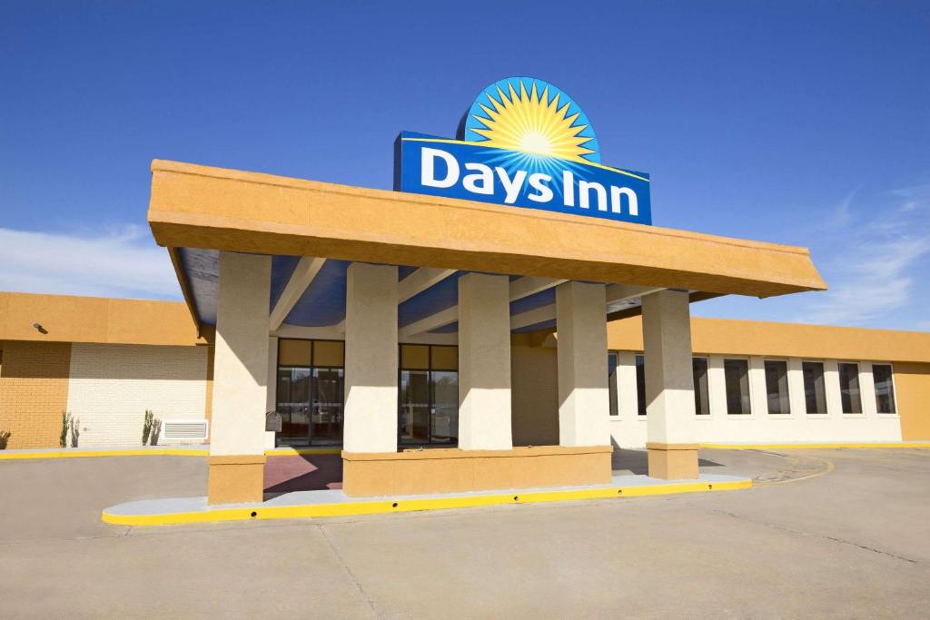 a days inn sign on top of a building w obiekcie Days Inn by Wyndham Henryetta w mieście Henryetta