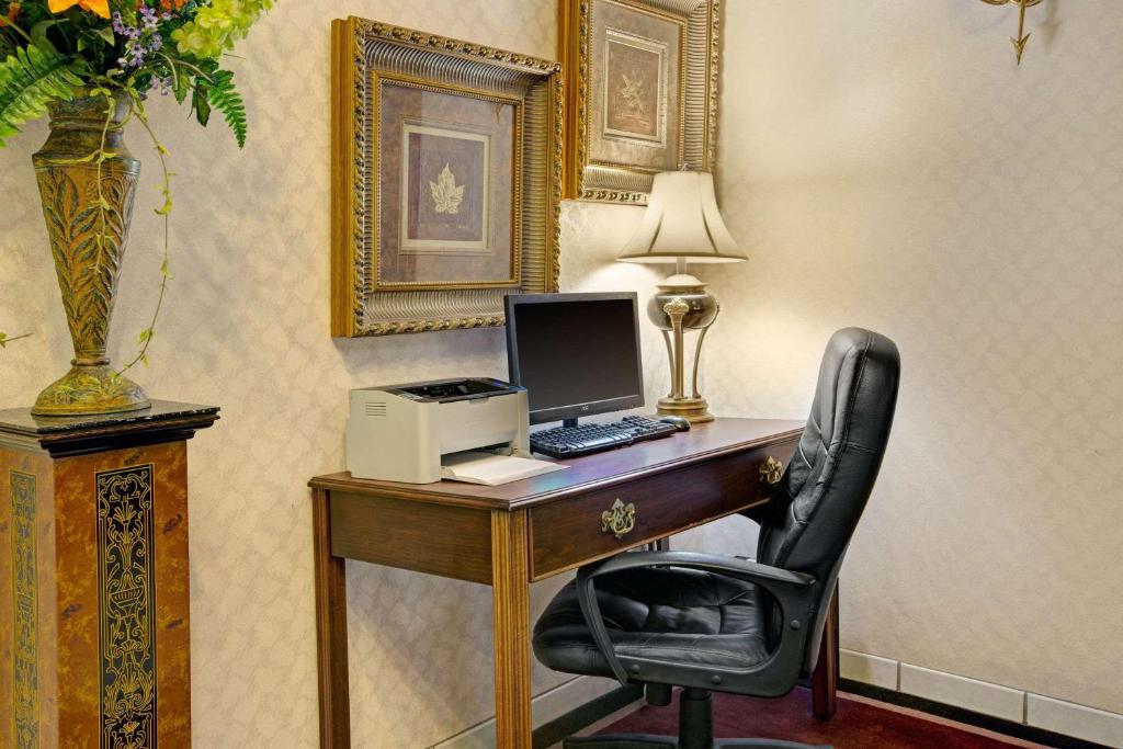 Days Inn & Suites by Wyndham Hickory photo