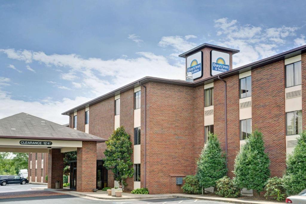 een bakstenen gebouw met een klokkentoren erop bij Days Inn & Suites by Wyndham Hickory in Hickory