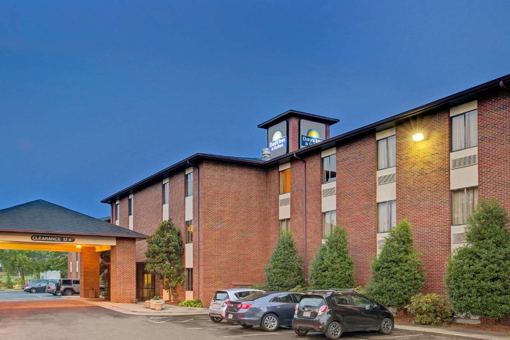 Days Inn & Suites by Wyndham Hickory photo