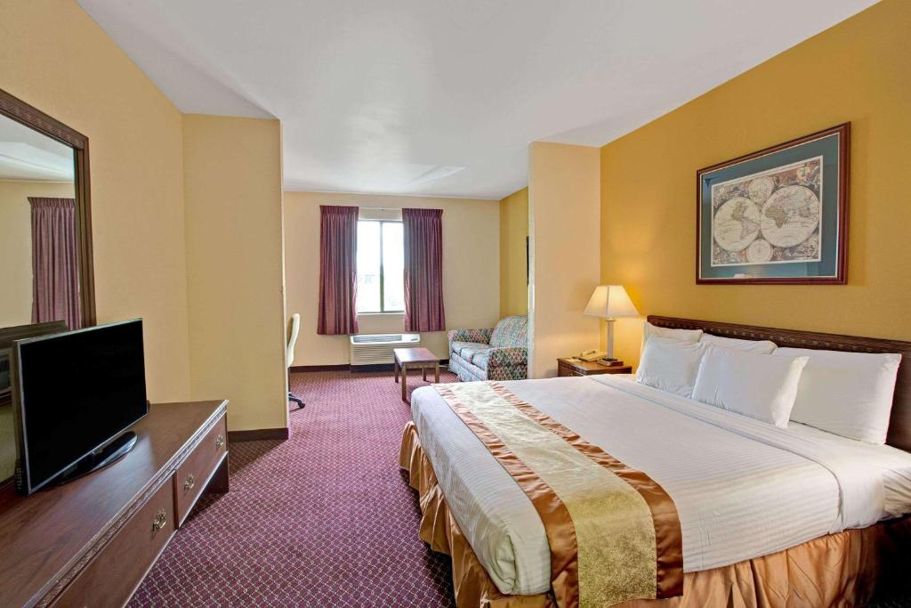 Days Inn & Suites by Wyndham Hickory photo