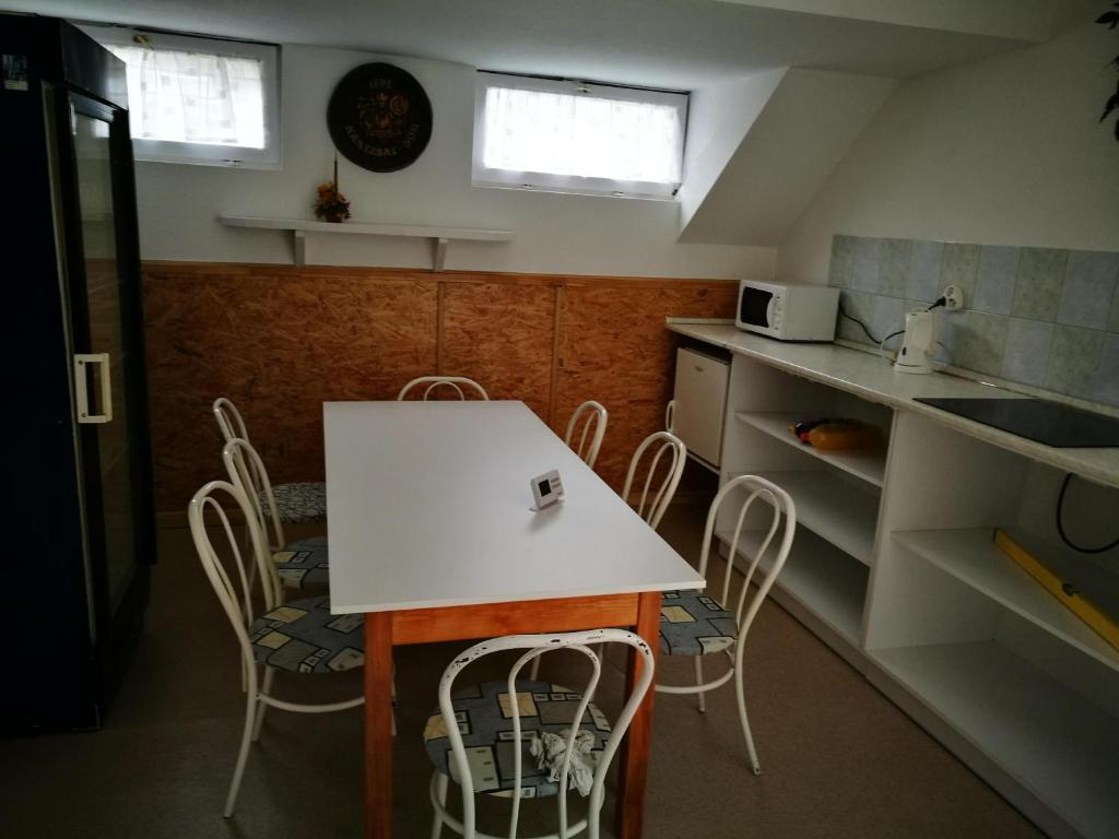 Kuchyň nebo kuchyňský kout v ubytování Páterdombi Vendégház