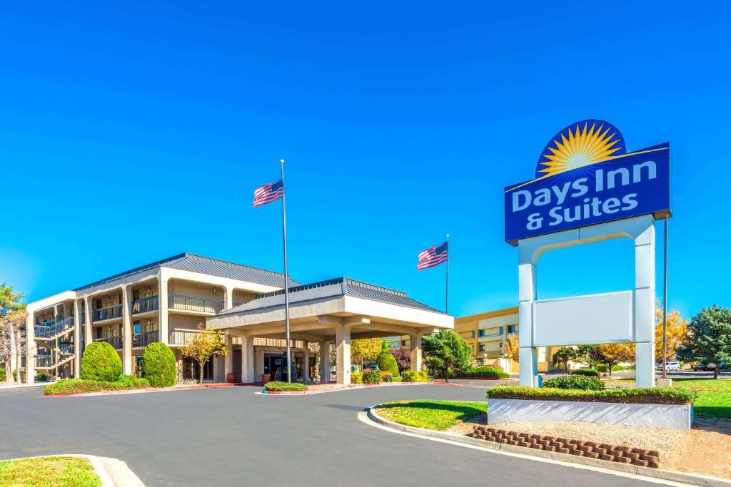uma vista para um hotel de suites dias em Days Inn & Suites by Wyndham Albuquerque North em Albuquerque