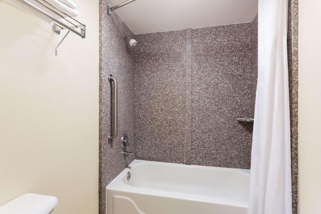 Days Inn & Suites by Wyndham Warner Robins Near Robins AFB - Quarto Queen Com 2 Camas Queen-Size - Fumantes