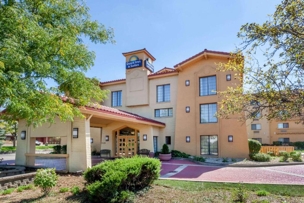 アーリントンハイツにあるDays Inn & Suites by Wyndham Arlington Heightsの上に時計塔がある建物