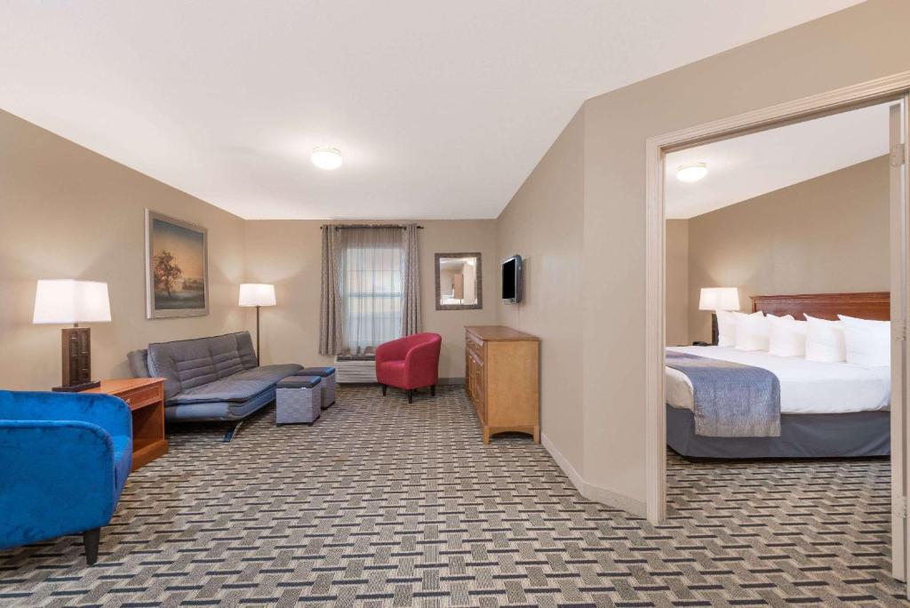Days Inn & Suites by Wyndham Sellersburg - King Studio Suite - Disability Access/Non-Smoking