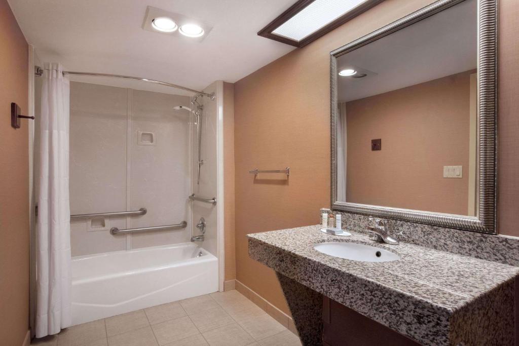 Days Inn & Suites by Wyndham Tyler - King Room - Behinderung Zugang/Nichtraucher