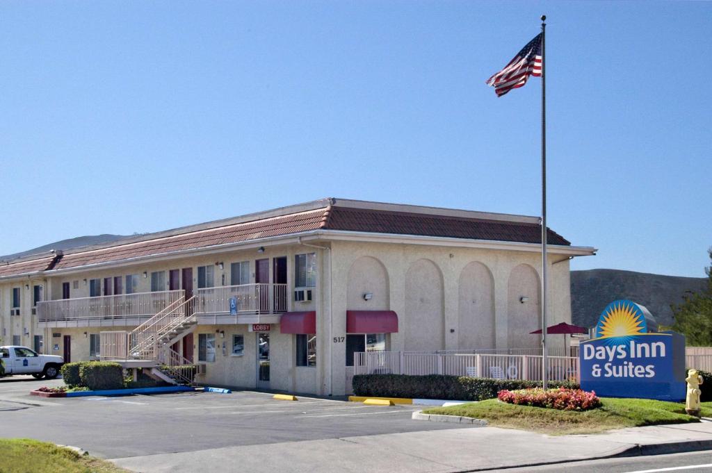 um hotel com uma bandeira em frente a um edifício em Days Inn by Wyndham San Marcos em San Marcos