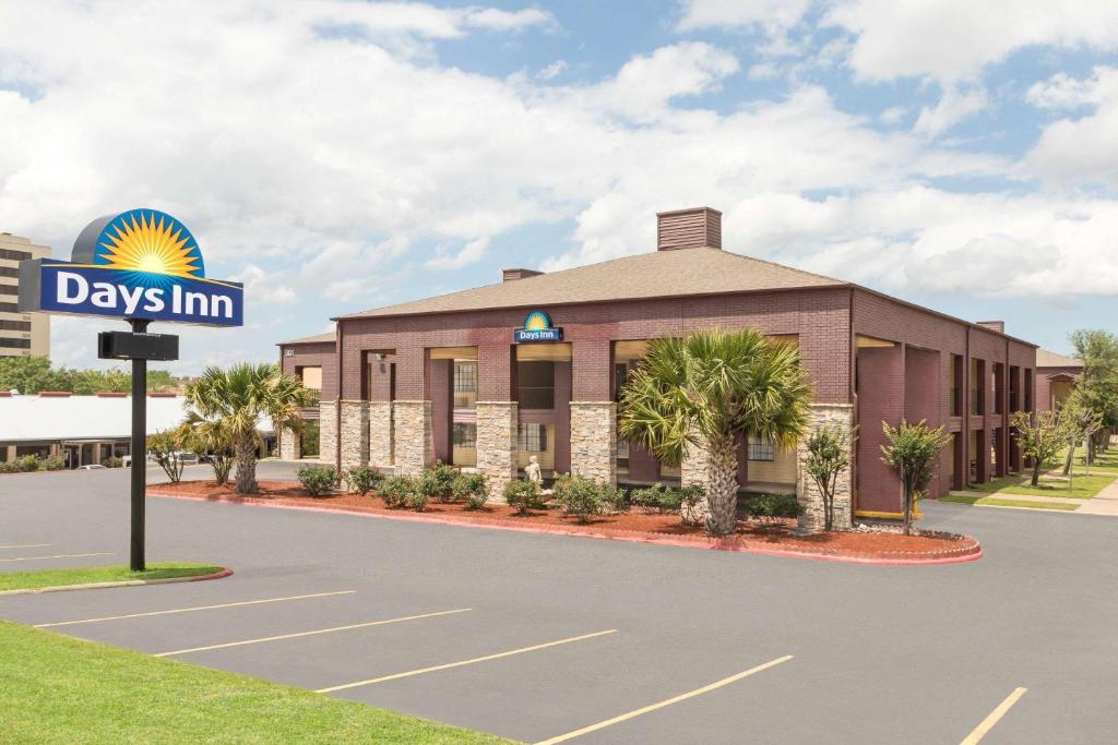 a rendering of a days inn hotel at Days Inn by Wyndham College Station University Drive in College Station