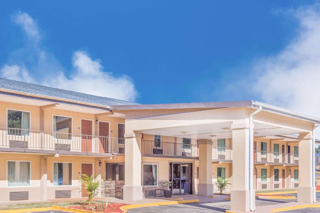 un grande condominio con un cielo blu sullo sfondo di Days Inn by Wyndham Lavonia a Lavonia
