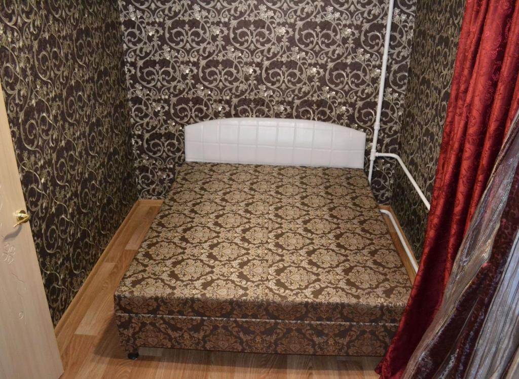 ザポリージャにあるApartment on Pervaya Liteynaya 27 Aの壁紙の小さなベッド1台