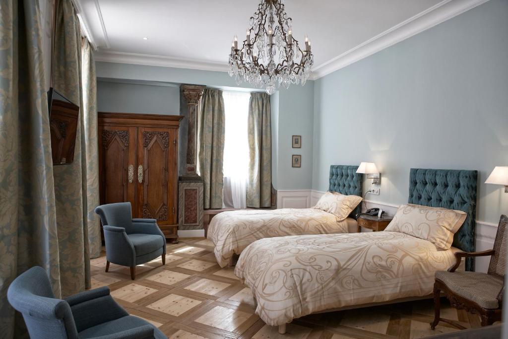Postel nebo postele na pokoji v ubytování Hôtel & Spa Le Bouclier D'or