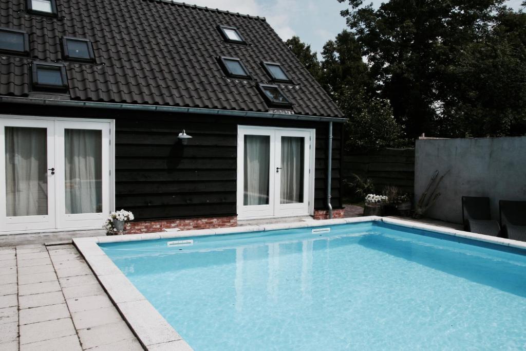Bazén v ubytování Bed & Breakfast Zeeland nebo v jeho okolí