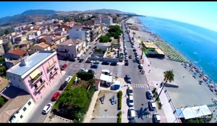 una vista aérea de una playa con coches aparcados en Villa glory Mare, en Marina di Gioiosa Ionica