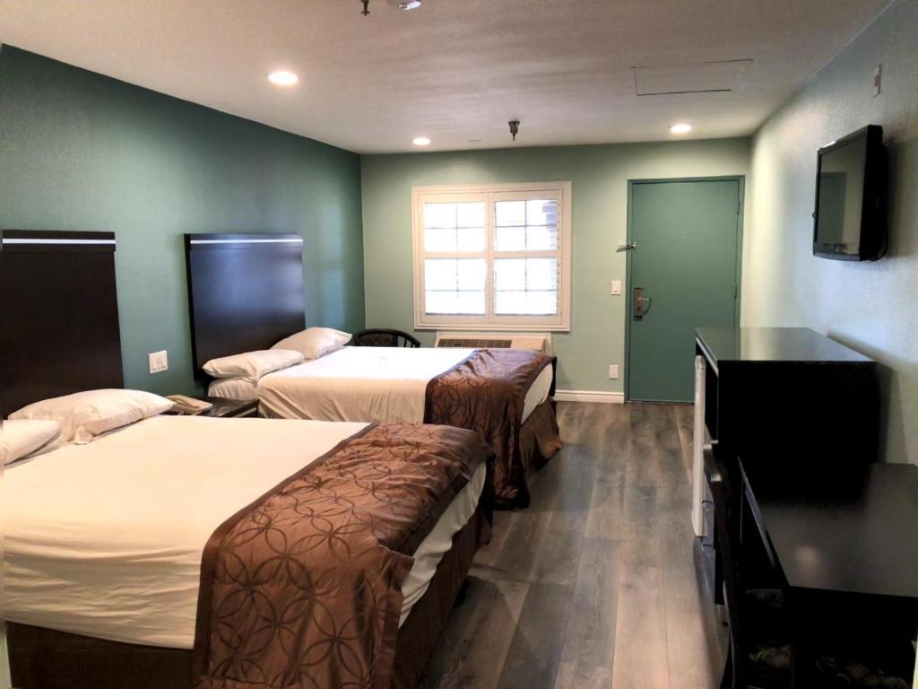 Calimesa Inn - Queen Room With Two Queen Beds - Non-Smoking