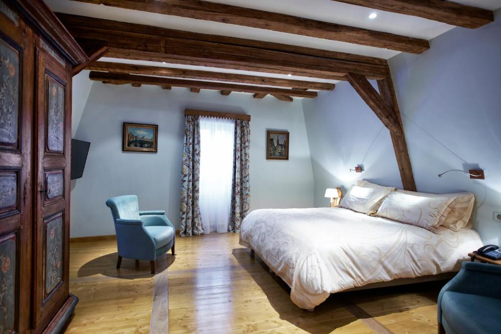 Postel nebo postele na pokoji v ubytování Hôtel & Spa Le Bouclier D'or