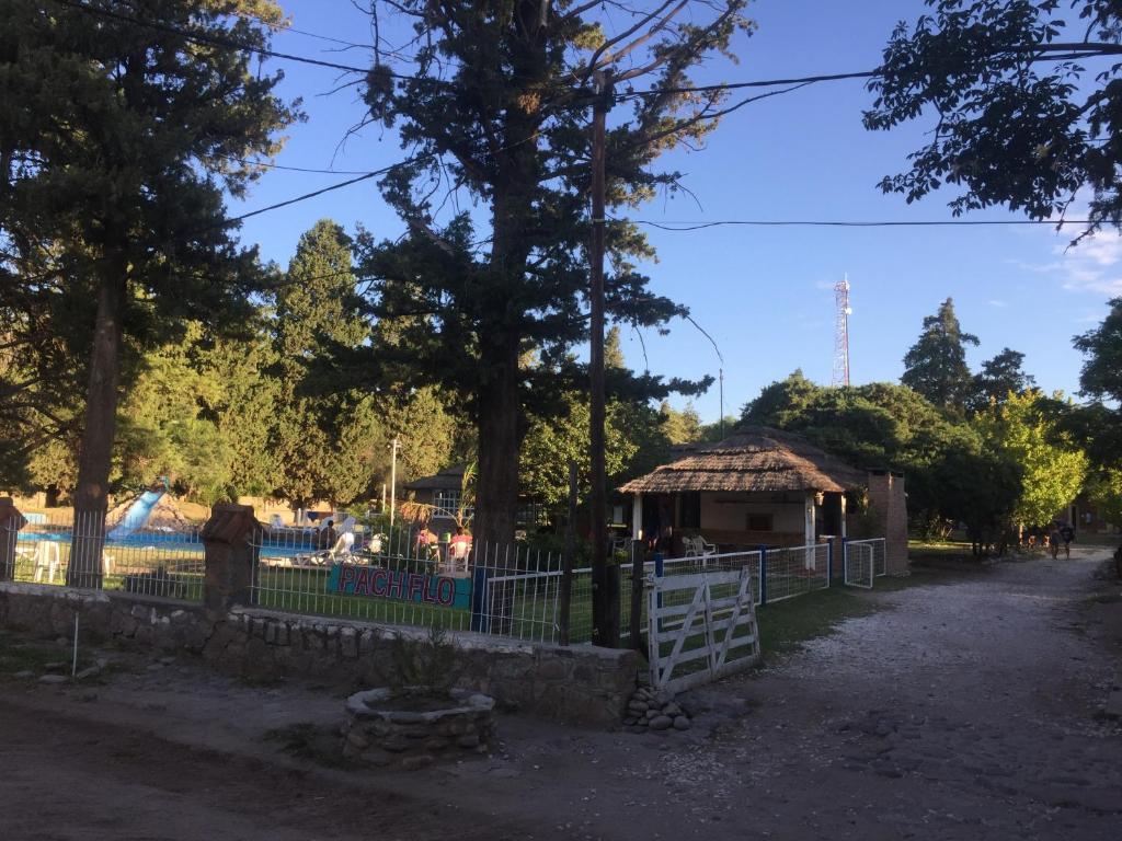 una cerca frente a un parque con un pabellón en Complejo de Cabañas Pach - Flo en San Marcos Sierras