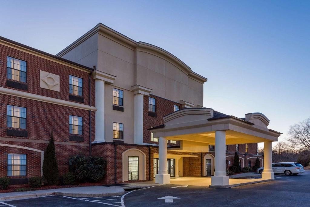 um hotel com um gazebo em frente a um edifício em Wingate by Wyndham High Point em High Point