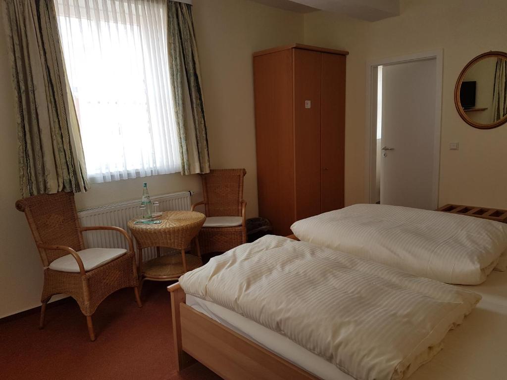 Un pat sau paturi într-o cameră la Ratskeller Nörten
