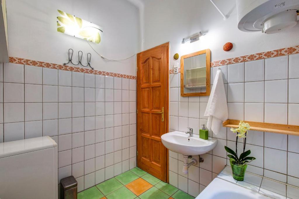 A bathroom at Apartment near the Heroes Square