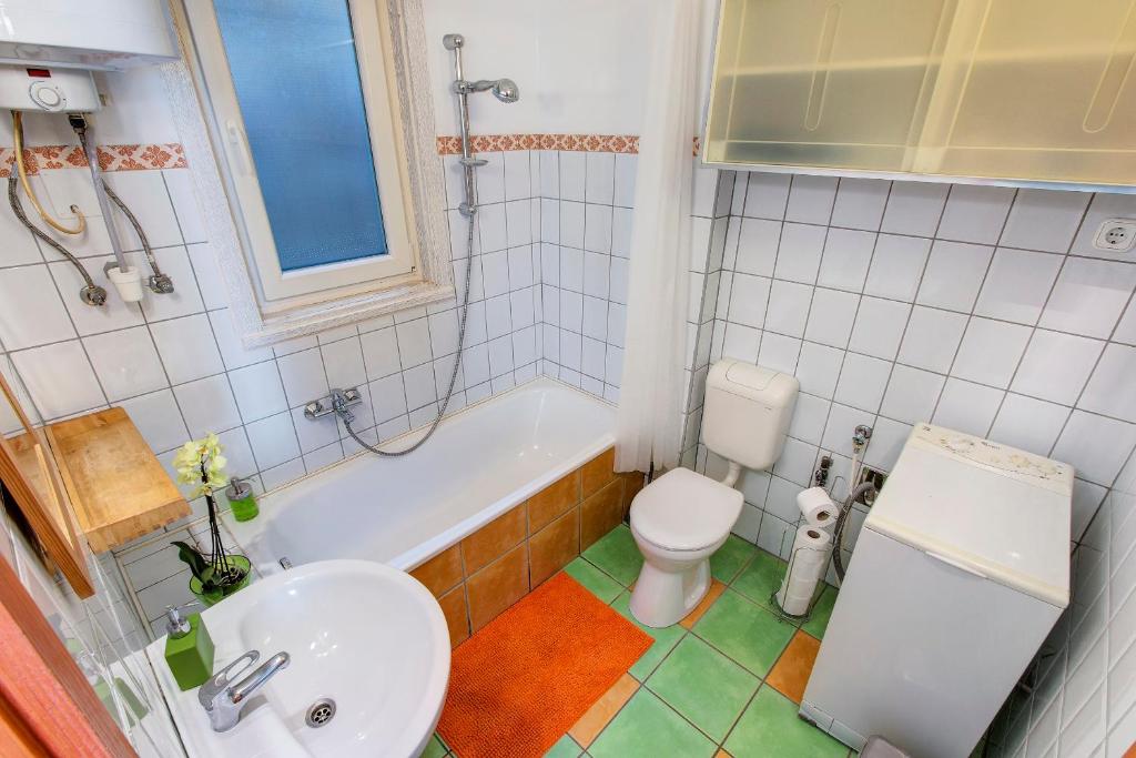 A bathroom at Apartment near the Heroes Square