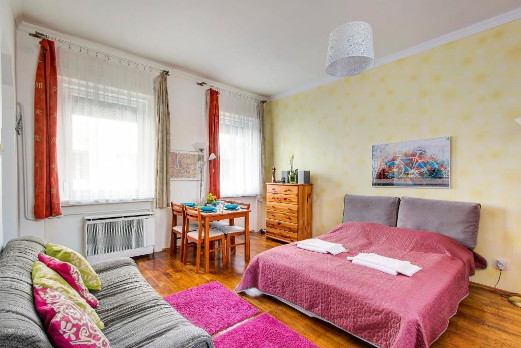 A bed or beds in a room at Apartment near the Heroes Square