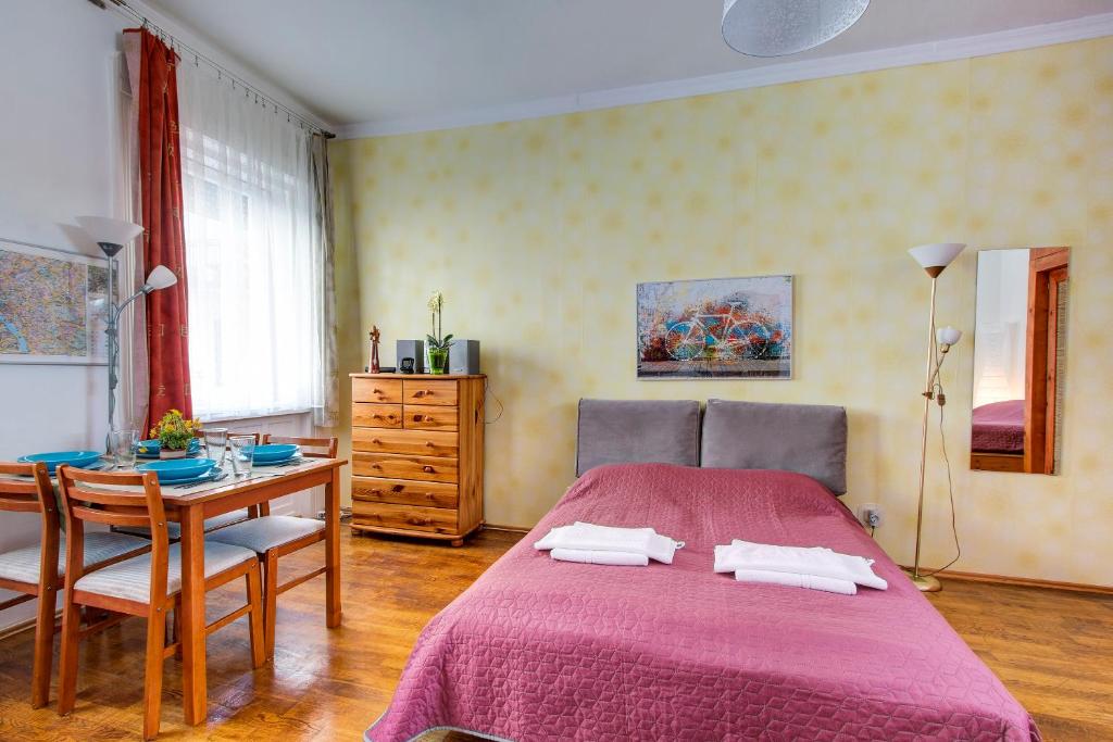 A bed or beds in a room at Apartment near the Heroes Square