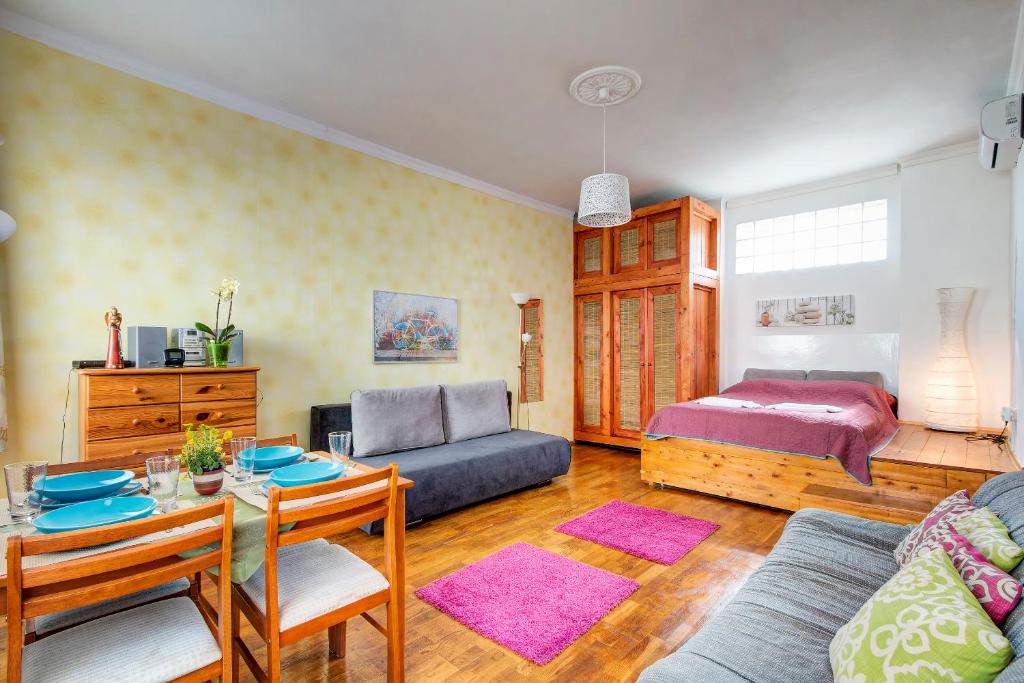 A bed or beds in a room at Apartment near the Heroes Square