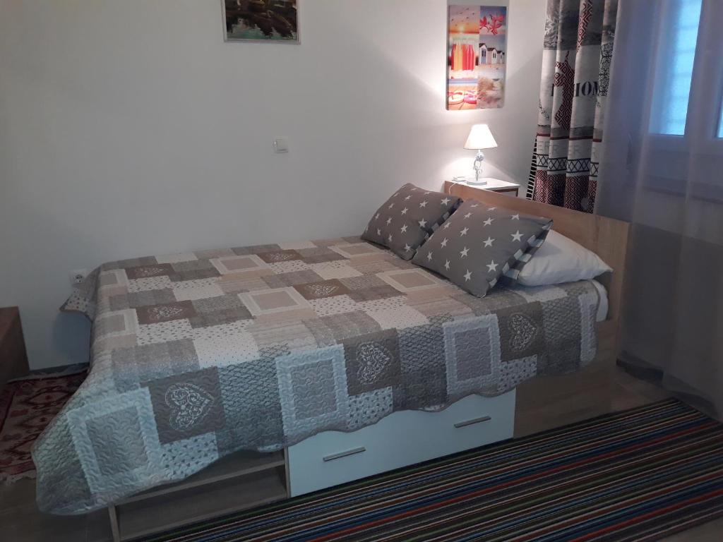 1 cama con edredón y almohadas en un dormitorio en Apartments & Rooms No.1, en Zadar