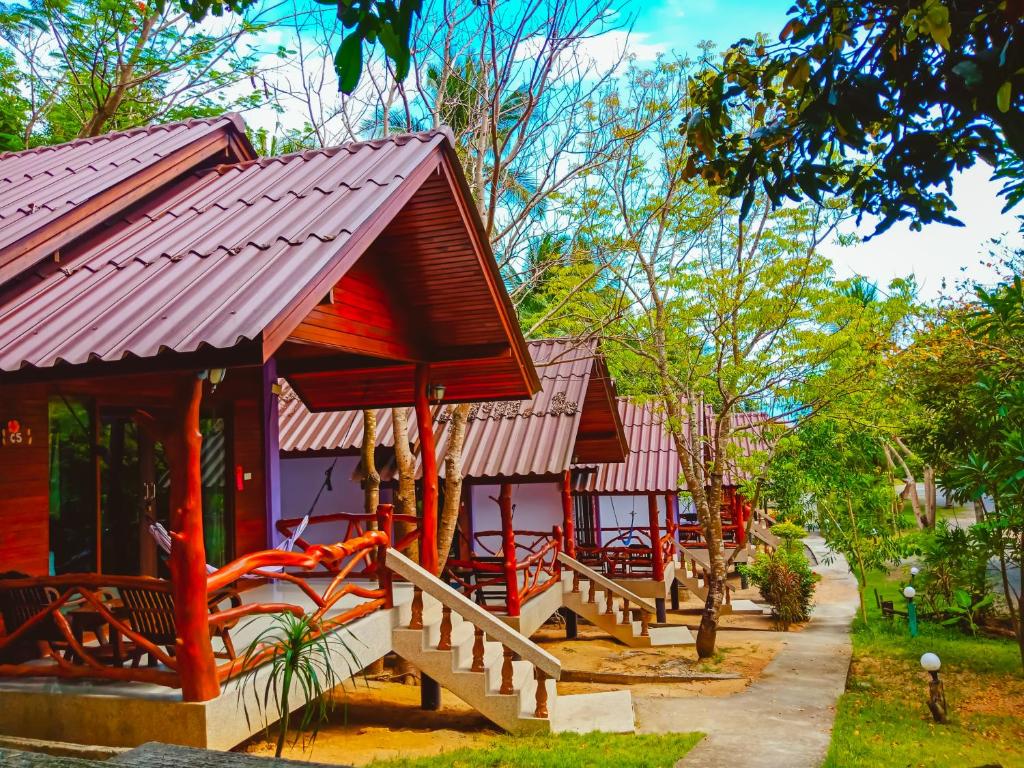 Puutarhaa majoituspaikan Ban Tai Resort ulkopuolella