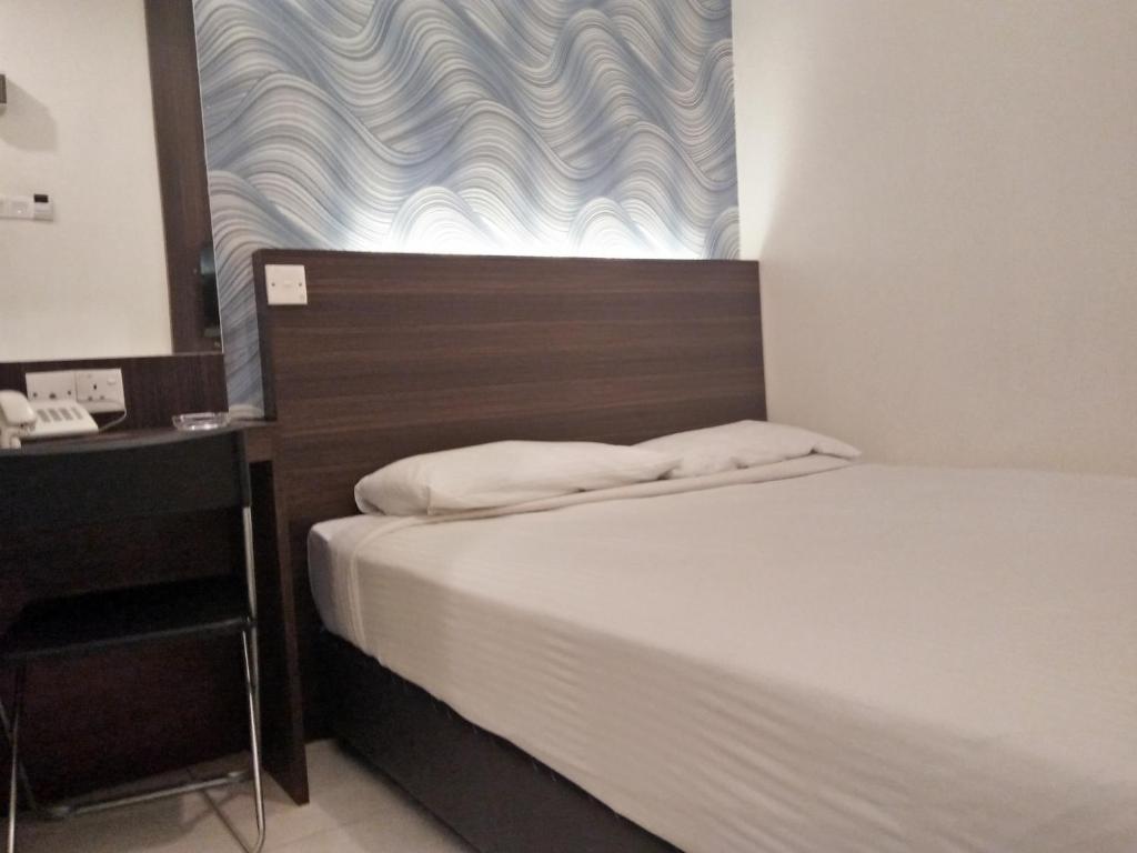 Postel nebo postele na pokoji v ubytování The Regency Garden Hotel