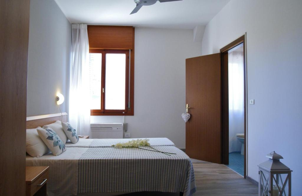 Posteľ alebo postele v izbe v ubytovaní Appartamenti Diplomatic-Residence Fronte mare-Piazza Torino-Lido di Jesolo