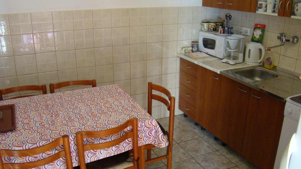 Kuchyňa alebo kuchynka v ubytovaní Apartments Zuanović