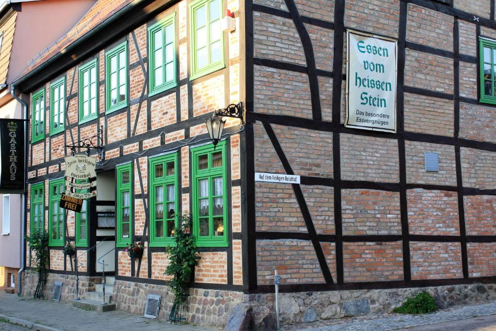 パルヒムにある"Zum Heiligen Geisthof"の緑の扉と看板が施された建物