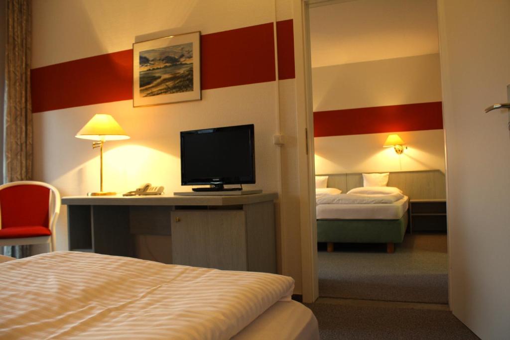 Postel nebo postele na pokoji v ubytování Lindenhotel Stralsund