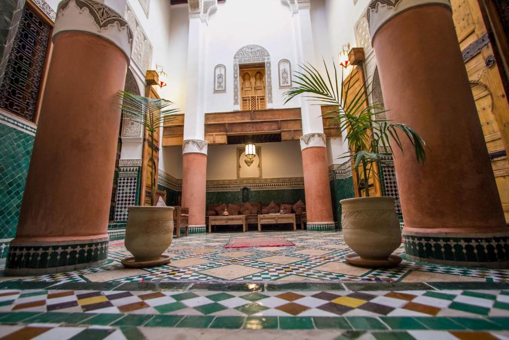 een grote kamer met een tegelvloer in een gebouw bij Riad Dar Hidaya Fes in Fès