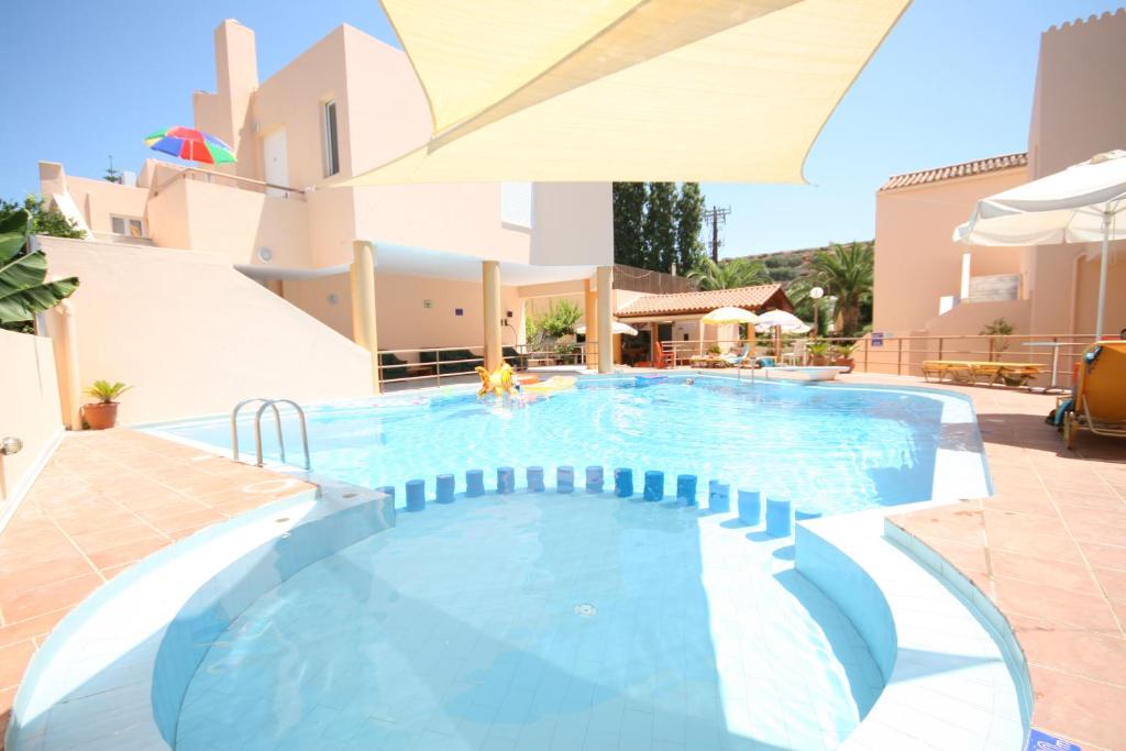 Bazén v ubytování Elma's Dream Apartments & Villas nebo v jeho okolí