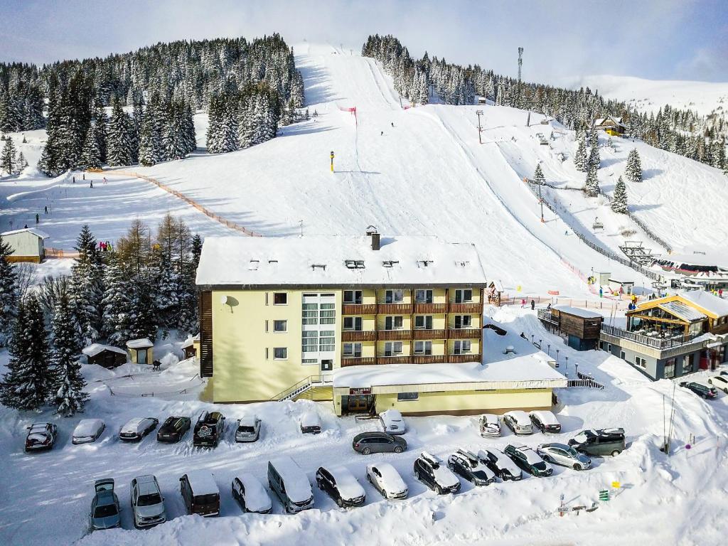 un lodge de esquí con una pista de esquí cubierta de nieve en Lachtalhaus, en Lachtal