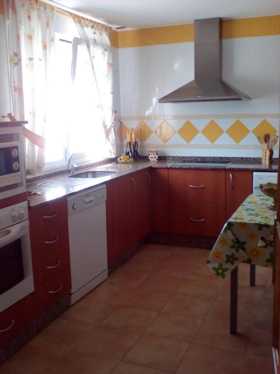 Kuchyňa alebo kuchynka v ubytovaní Casa Adosada Entre Almendros