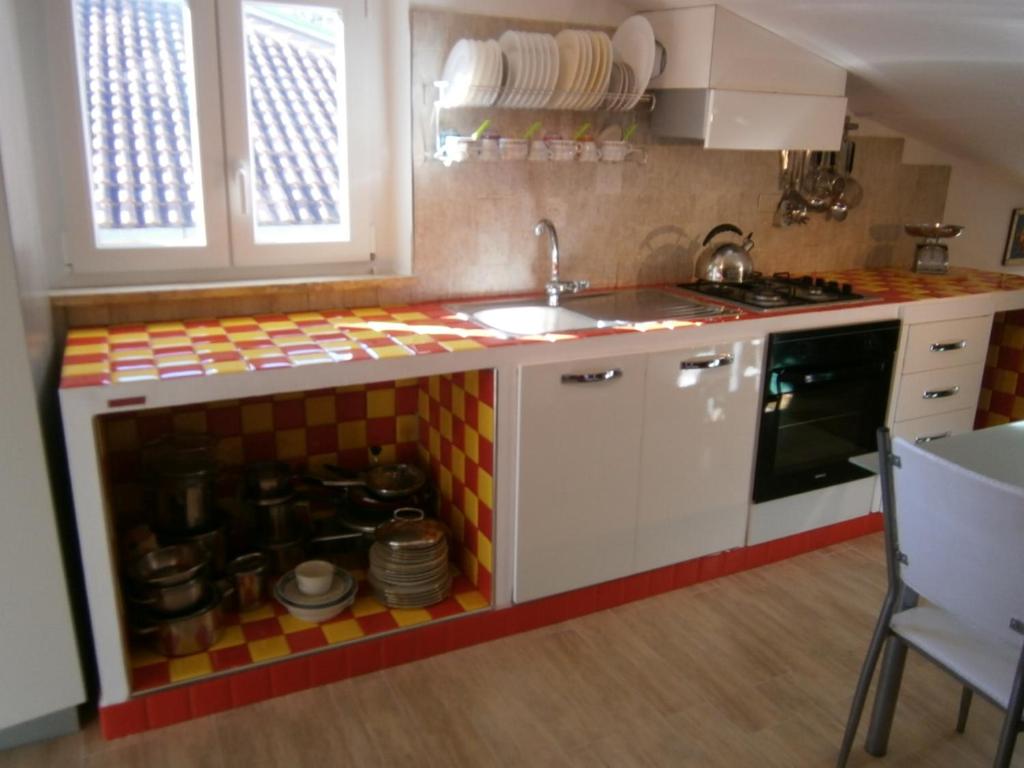 una piccola cucina con lavandino e piano cottura di La Finestra sul Cielo a San Benedetto del Tronto
