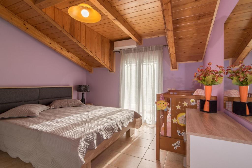 Postel nebo postele na pokoji v ubytování Mitros Apartment
