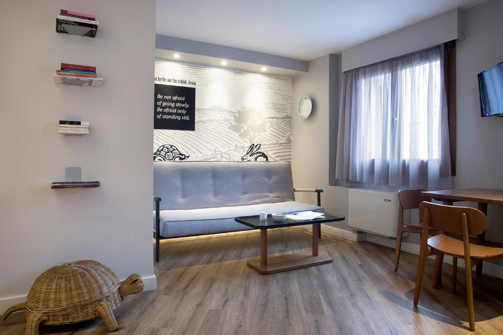 Televízia a/alebo spoločenská miestnosť v ubytovaní Apollon Library Suites