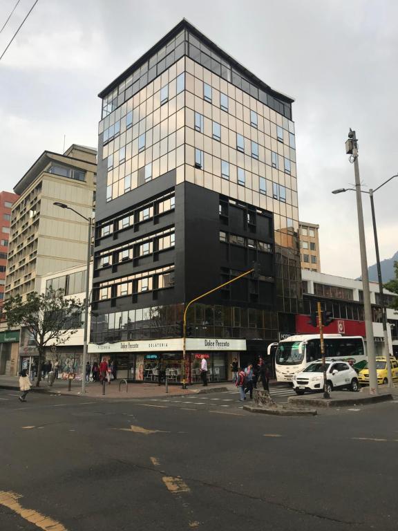 um edifício preto alto numa rua da cidade em Hotel Express 53 em Bogotá