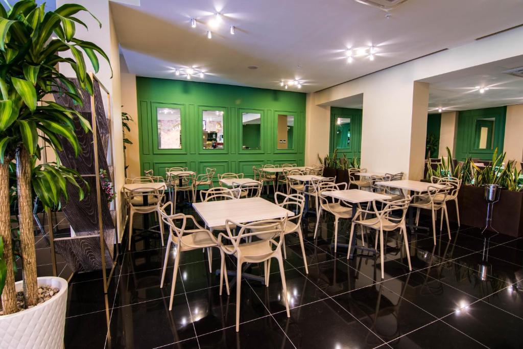 Restaurace v ubytování Innfiniti Hotel & Suites