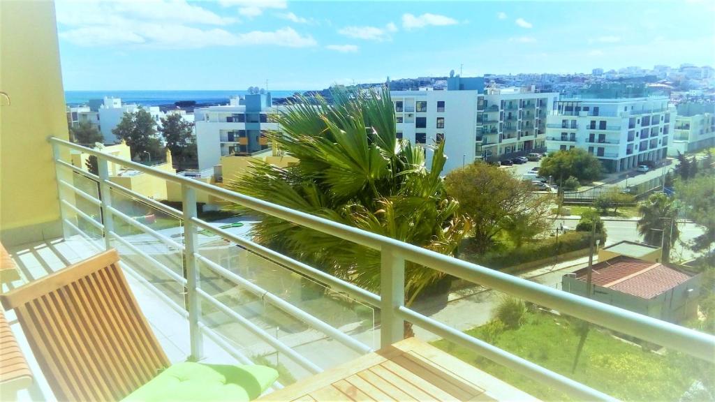 einen Balkon mit Stadtblick in der Unterkunft Cardeira in Lagos