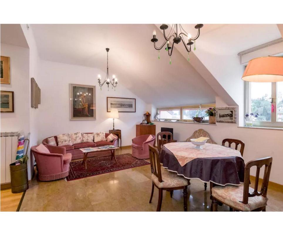 un soggiorno con tavolo e divano di Luna sui tetti a Santa Margherita Ligure