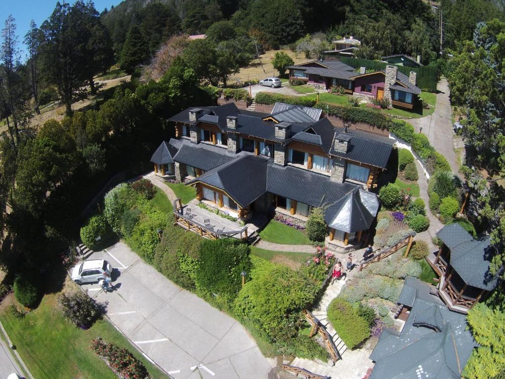 una vista aérea de una gran casa en una colina en Bungalows La Caleta D.T. 026/17 en San Carlos de Bariloche