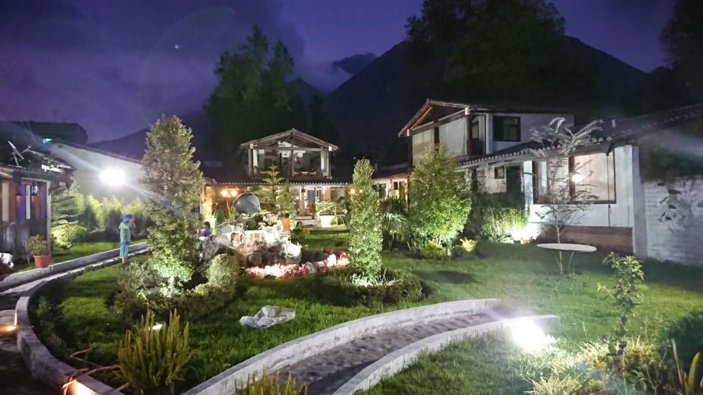 una casa con jardín por la noche en Villa Mimi, en Otavalo